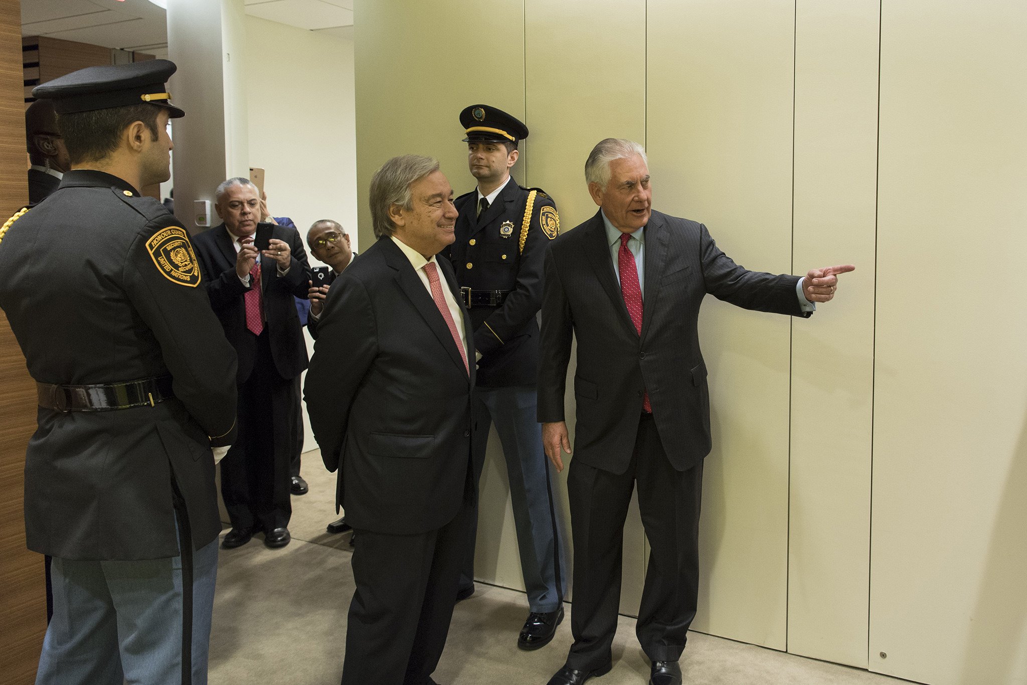Secretary-General António Guterres and Rex Tillerson, U.S. Secretary of State, backstage at the UN General Assembly Hall, 2017. UN Photo/Mark Garten