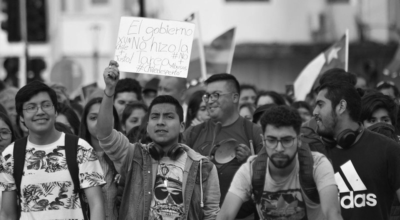 Protesters demonstrating during the recent civil unrest in Chile. Photo: cameramemories. CC BY-NC 2.0.