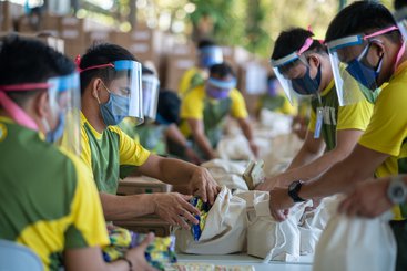 Food parcels are created to support Filipino families in response to Covid-19 by Bayan Bayanihan, a partnership between the the Asian Development Bank and the Government of the Philippines.