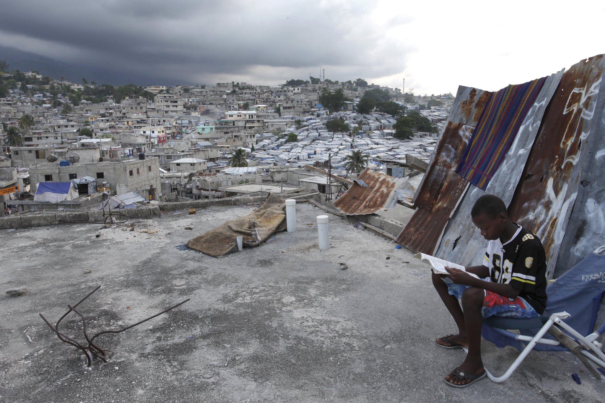 Emmanuel Wilkinton doing his science homework in Delmas 32, Haiti. Photo: © Dominic Chavez/World Bank