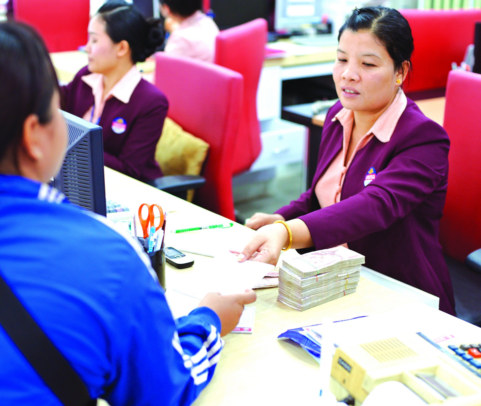 Staff at BCEL Bank, Vientiane, Laos. Photo: Stanislas Fradelizi/World Bank (CC BY-NC-ND 2.0)
