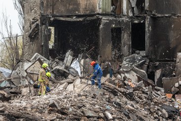 Rescue workers remove debris from a destroyed apartment block in Borodyanka, Ukraine (April 2022)
