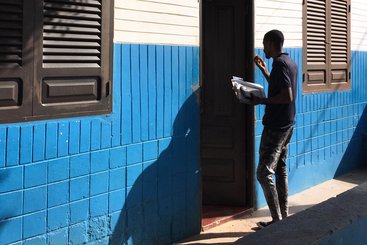 Field enumerator Patrick knocks on a door in Cabo Verde during the MIGNEX survey pilot. Photo: Jessica Hagen-Zanker/MIGNEX (CC-BY-NC)