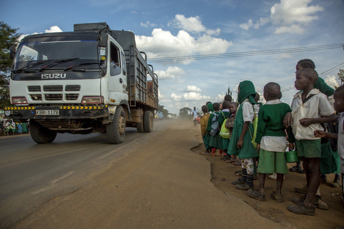 Children from General Kago Primary School, Thika Municipality, central Kenya, try to cross the road © Georgina Goodwin/FIA, 2014