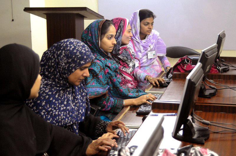 Students of the Computer Sciences at Khowaja Institute of Information Technology (KIIT) in Hyderabad, learn computing skills. Photo: Visual News Associates/World Bank (CC BY-NC-ND 2.0)